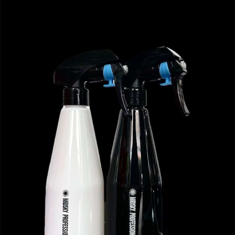 Shishe spërkatëse e zezë dhe e bardhë.